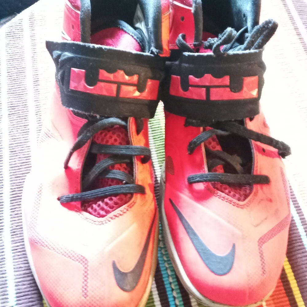 NIKE
